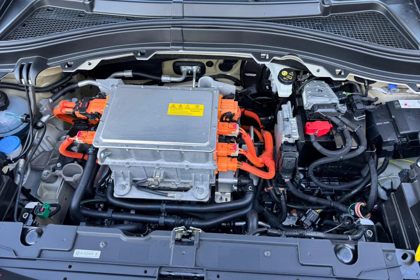 Pod maską wersji elektrycznej próżno szukać "frunka"