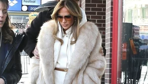 Jennifer Lopez wciąż hołduje temu stylowi. "Mob wife" nadal w modzie?