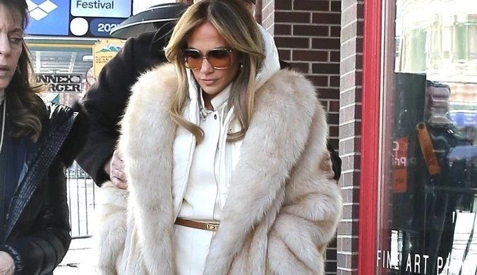 Jennifer Lopez wciąż hołduje temu stylowi. "Mob wife" nadal w modzie?