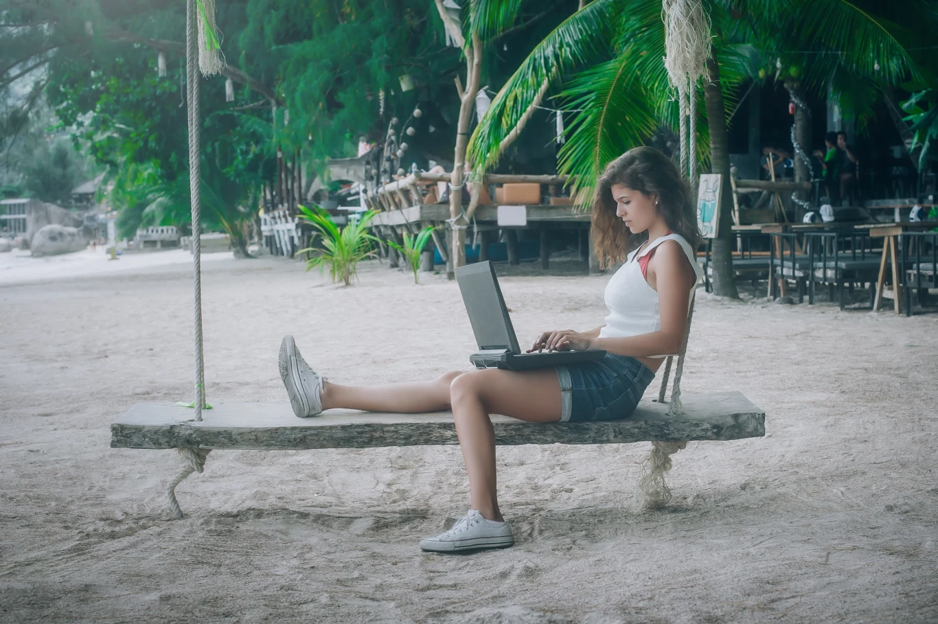 Internet stał się przepustką do świata nieograniczonych możliwości. Nic dziwnego, że zrewolucjonizował poglądy i zmienił styl życia. Internet stał się przepustką do świata nieograniczonych możliwości. Nic dziwnego, że zrewolucjonizował poglądy i zmienił styl życia.