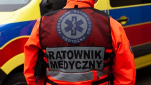 Obudził się, zaatakował ratownika medycznego. Akcja w stolicy