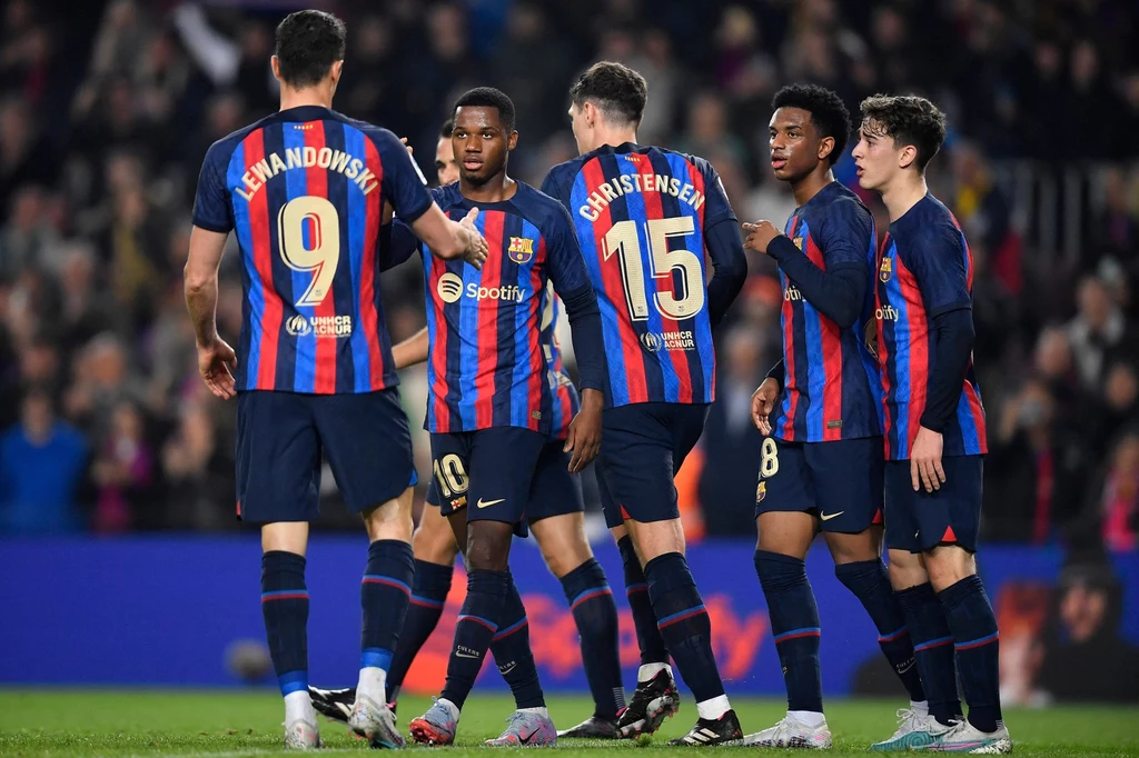 Andreas Christensen (nr 15) jest sfrustrowany swoją obecną pozycją w Barcelonie Andreas Christensen (nr 15) jest sfrustrowany swoją obecną pozycją w Barcelonie