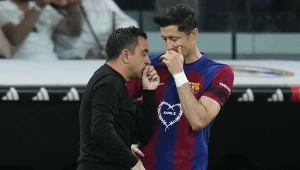 Sezon 2023/24. Xavi Hernandez i Robert Lewandowski przy linii bocznej. Ostatnie tygodnie pracy Hiszpana w Barcelonie