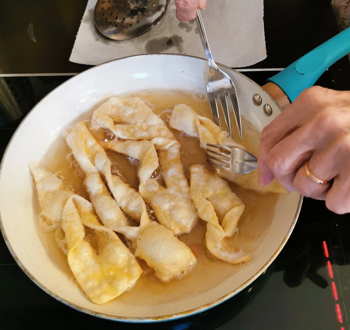 Na jakim tłuszczu najlepiej smażyć faworki? Warto postawić na smalec. 