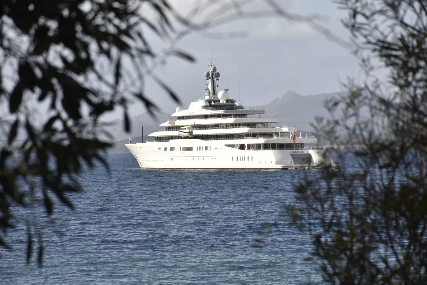 Superjacht Eclipse należacy do Romana Abramowicza sfotografowany w marinie w Bodrum w Turcji