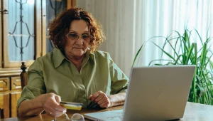 Seniorzy, którzy mają mniejszą emeryturę niż 2687,67 zł mogą otrzymać specjalny dodatek po wypełnieniu odpowiednich warunków.