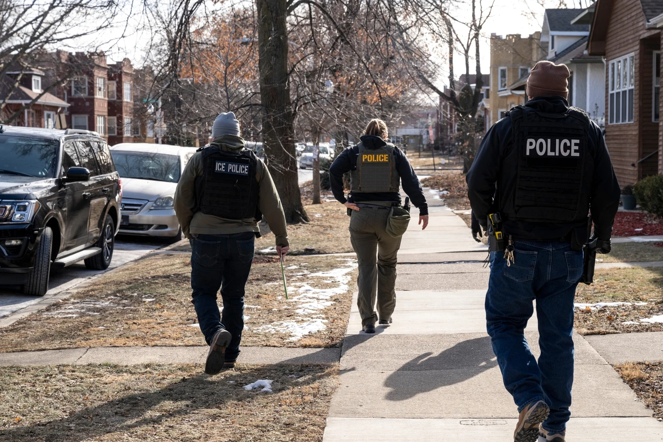 Agenci przeczesują okolicę w ramach akcji egzekwowania prawa imigracyjnego w Chicago