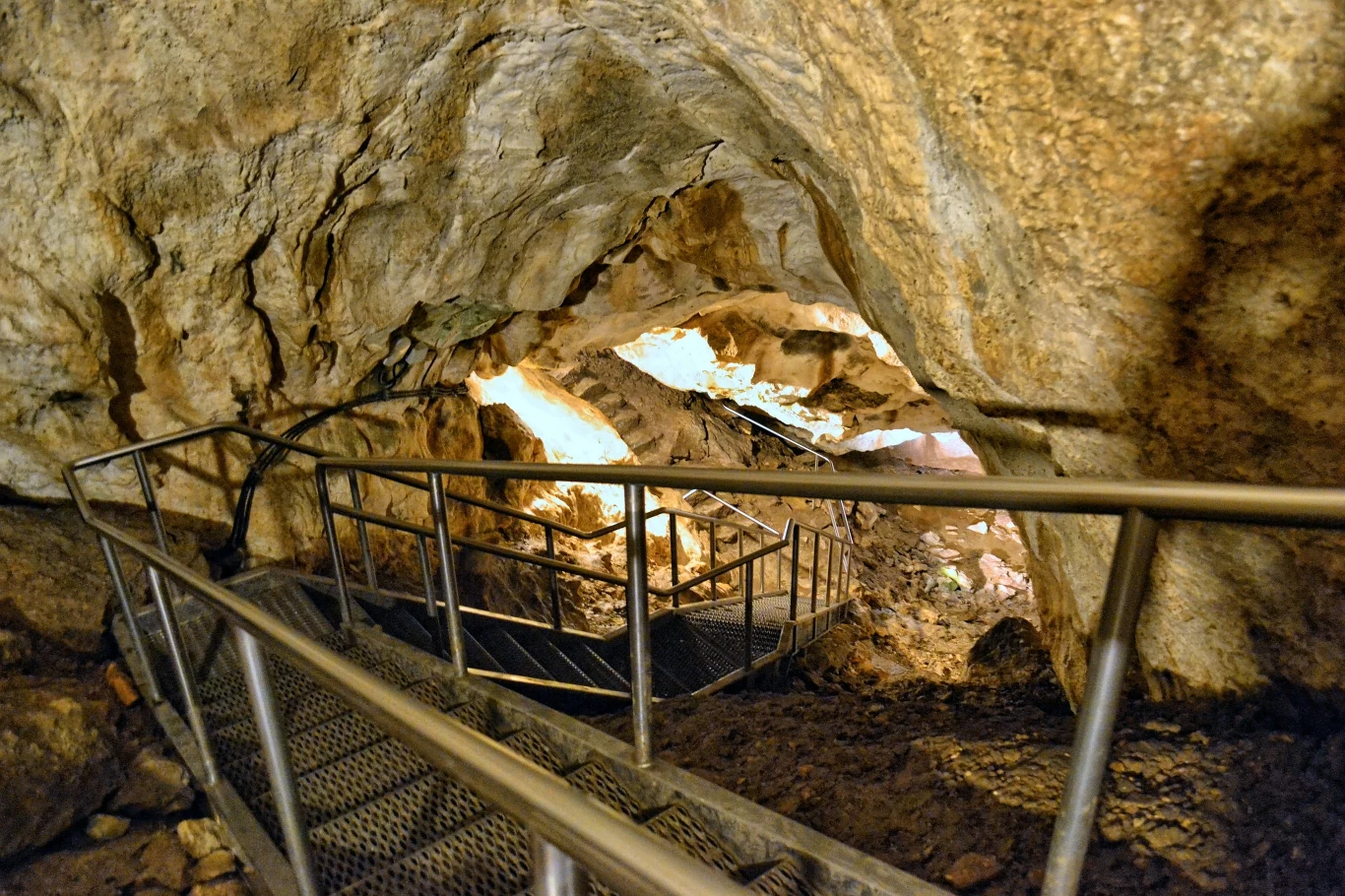 Na Wysranki dotrzemy idąc czarnym szlakiem prowadzącym do Jaskini Mroźnej