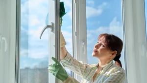 Umyj ramy okienne tą domową mieszanką. W końcu będą śnieżnobiałe