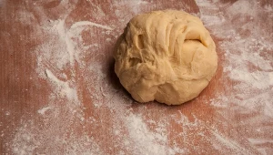 Poznaj przepis na idealne faworki. W ten sposób uzyskasz idealne i elastyczne ciasto.