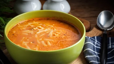 Jak skutecznie uniknąć zwarzenia, podczas zabielania zupy śmietaną? 