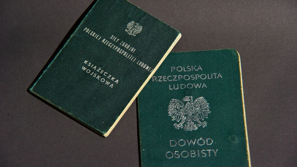Stare dokumenty z PRL (dowód osobisty lub książeczka wojskowa) mogą podwyższyć należną emeryturę wypłacaną przez ZUS