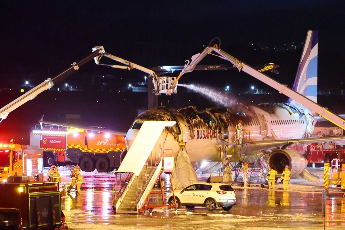 Straż pożarna gasząca samolot linii Air Busan na lotnisku Pusan-Kimhae