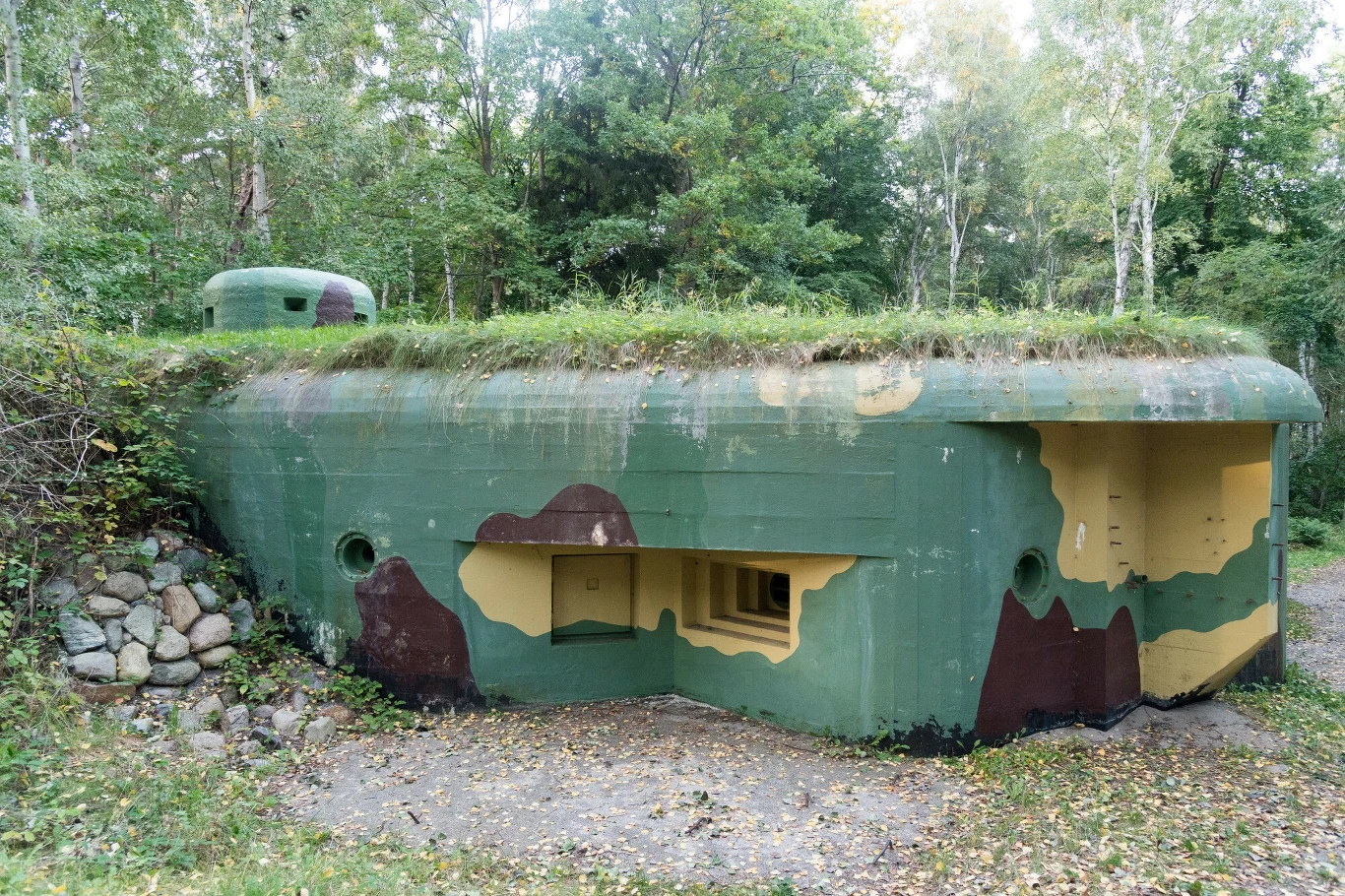 Przedwojenny Ośrodek Oporu Jastarnia miał chronić Rejon Umocniony Hel od strony lądu za pomocą schronów bojowych oraz przeszkod przeciwpancernych i przeciwpiechotnych Przedwojenny Ośrodek Oporu Jastarnia miał chronić Rejon Umocniony Hel od strony lądu za pomocą schronów bojowych oraz przeszkod przeciwpancernych i przeciwpiechotnych
