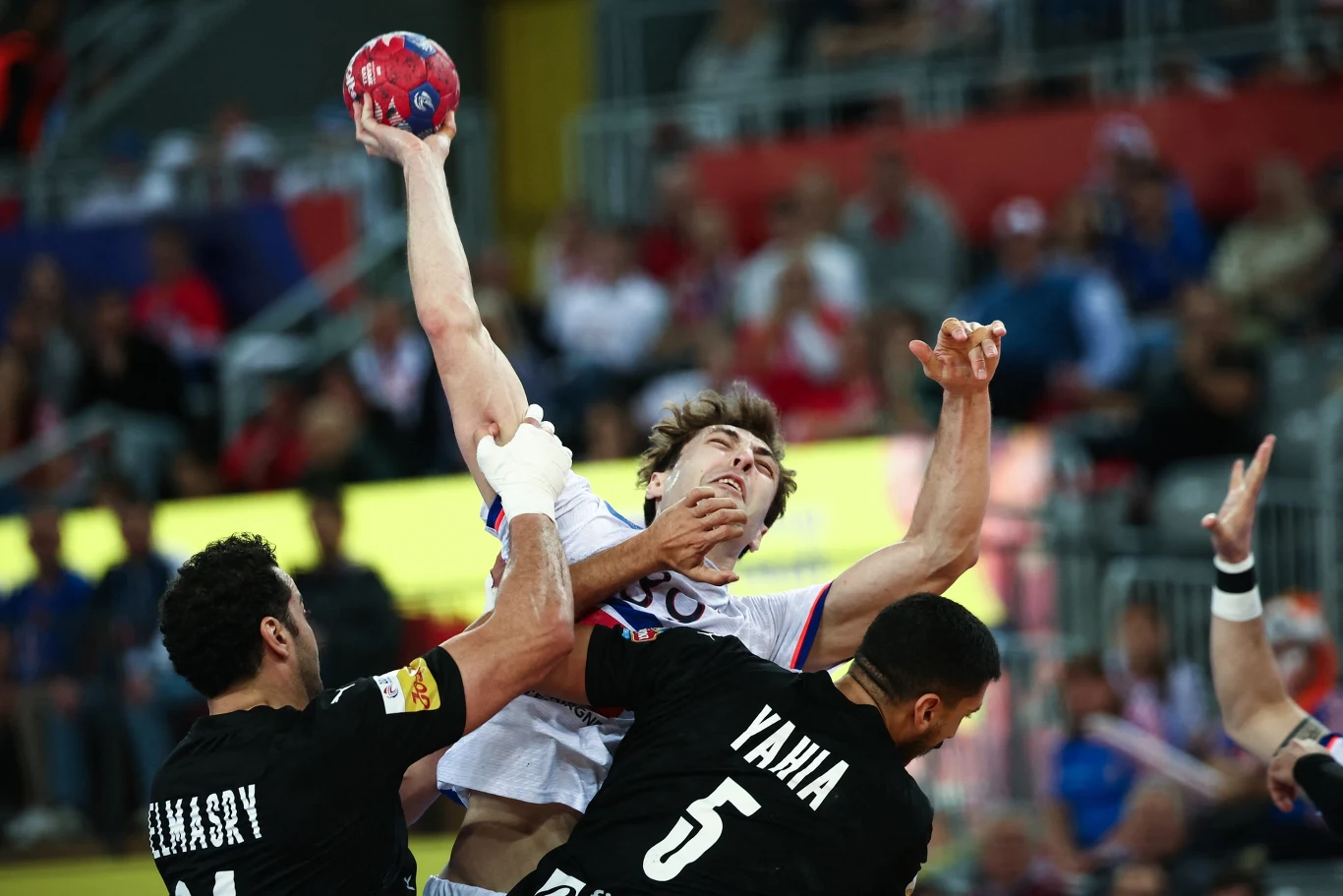 Thibaud Briet zatrzymywany przez graczy Egiptu