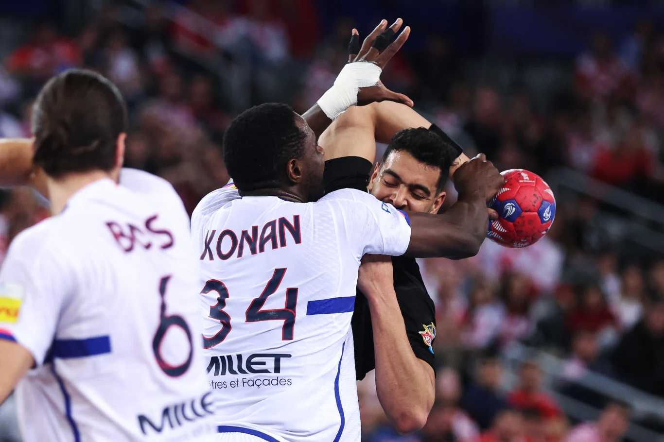 Ahmed Hesham zatrzymywany przez Karla Konana