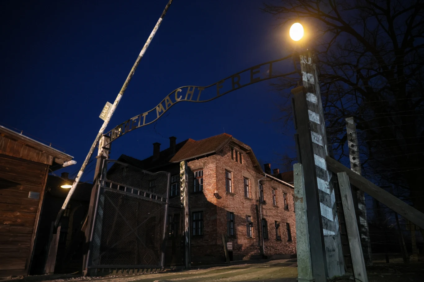 Brama prowadząca do obozu Auschwitz-Birkenau. W amerykańskiej prasie pojawiły się słowa o "polskich obozach", zareagowała ambasada Brama prowadząca do obozu Auschwitz-Birkenau. W amerykańskiej prasie pojawiły się słowa o "polskich obozach", zareagowała ambasada