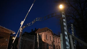 Brama prowadząca do obozu Auschwitz-Birkenau. W amerykańskiej prasie pojawiły się słowa o "polskich obozach", zareagowała ambasada