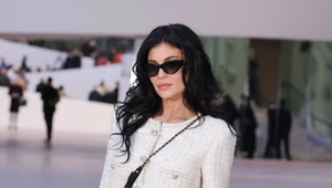 Kylie Jenner pokazała się w stroju Chanel. Zrobiła to w gorący sposób