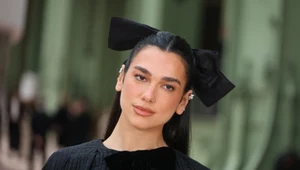 Dua Lipa podbija Paryski Tydzień Mody z kokardą we włosach. Co za stylizacja