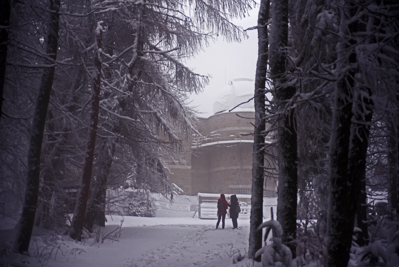 Szukasz łatwej trasy na zimową wycieczkę? Szlak na Lubomir będzie strzałem w dziesiątkę.