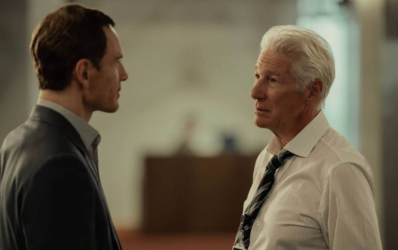 W serialu "Agencja" występują również: Richard Gere, Jeffrey Wright, Jodie Turner-Smith, John Magaro i Katherine Waterston. 