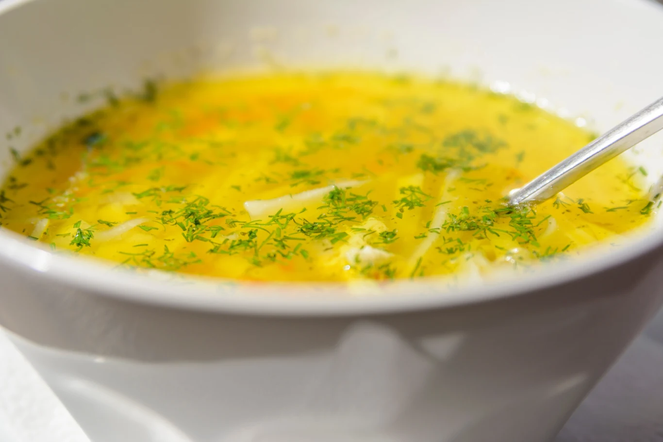 Domowa zupa ogórkowa to doskonały pomysł na zdrowy obiad Domowa zupa ogórkowa to doskonały pomysł na zdrowy obiad