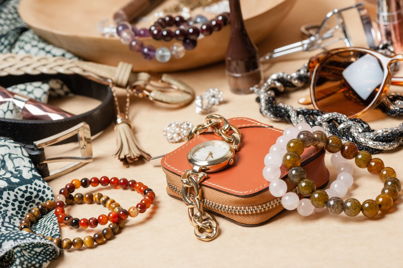 Niekompletna biżuteria i zepsute zegarki powinny być na bieżąco naprawiane lub wyrzucane