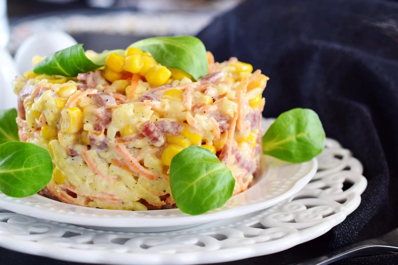 Ta sałatka z szynką stanie się hitem każdej imprezy Ta sałatka z szynką stanie się hitem każdej imprezy