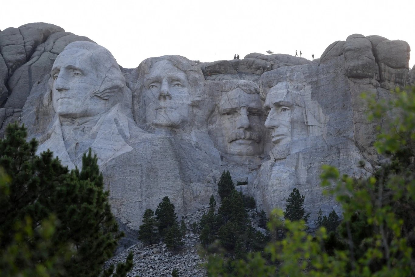 Mount Rushmore. Pomnik składa hołd czterem prezydentom - George’owi Washingtonowi, Thomasowi Jeffersonowi, Theodore’owi Rooseveltowi i Abrahamowi Lincolnowi.