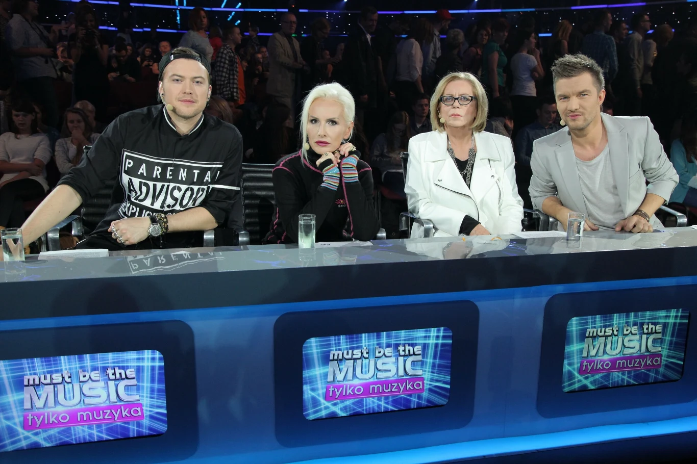 Jurorzy pierwszych edycji "Must Be The Music": Łozo, Kora, Elżbieta Zapendowska, Adam Sztaba Jurorzy pierwszych edycji "Must Be The Music": Łozo, Kora, Elżbieta Zapendowska, Adam Sztaba