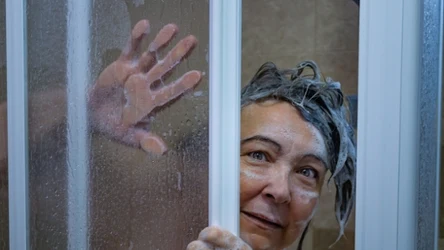 Osoby, które regularnie biorą zimne prysznice, często podkreślają, że zimna woda ma pozytywny wpływ na krążenie