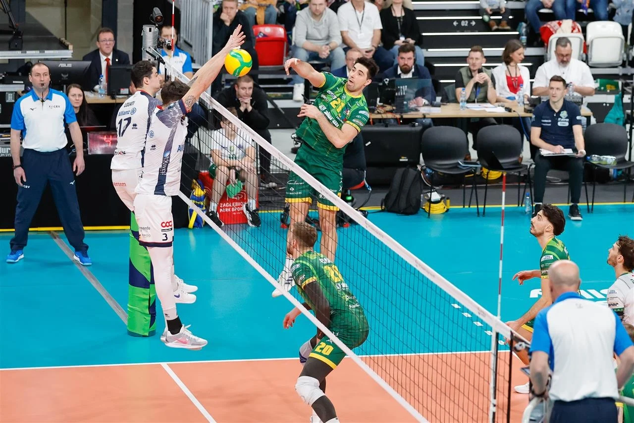 Karol Butryn atakuje w trakcie meczu z Allianz Milano