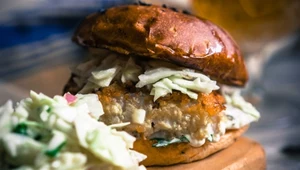 ​Soczysty burger pożarski z prażoną cebulką podany z surówką Coleslaw, według przepisu Mateusza Gesslera