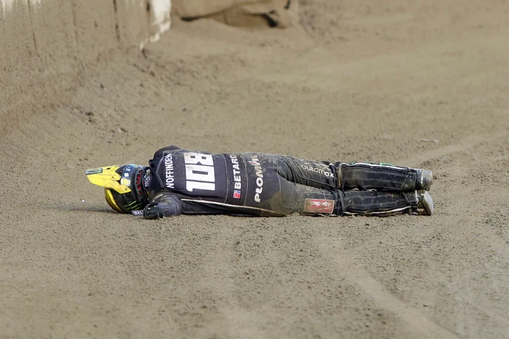 Tai Woffinden po upadku w Grand Prix w Gorzowie 2024. Tai Woffinden po upadku w Grand Prix w Gorzowie 2024.
