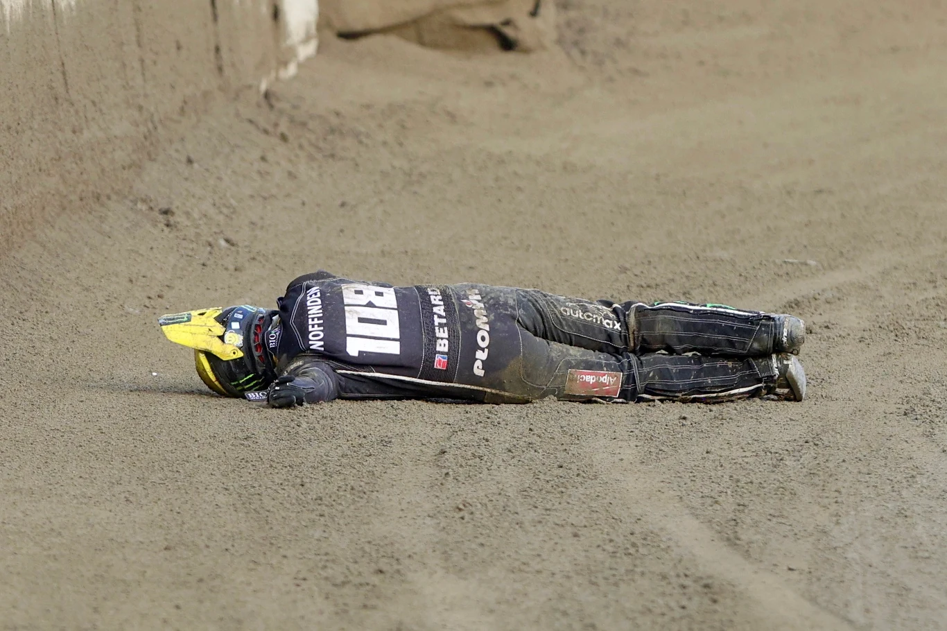 Tai Woffinden po upadku w Grand Prix w Gorzowie 2024. Tai Woffinden po upadku w Grand Prix w Gorzowie 2024.