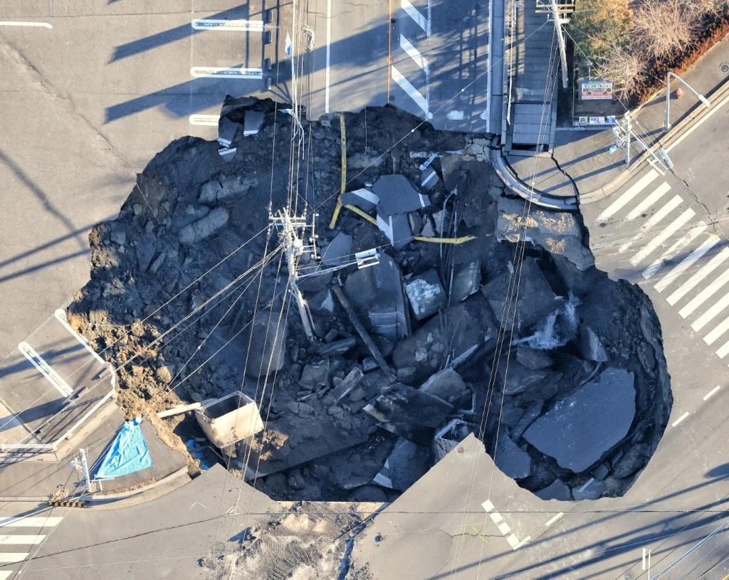 Zapadlisko w Yashio. Zdjęcie wykonano w czwartek