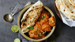 Kulinarna podróż do serca Indii. Skuś się na kremowy i aromatyczny butter chicken z chlebkiem naan 