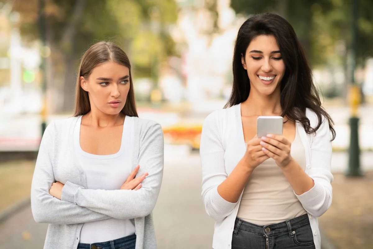 Zazdrość jest skomplikowanym uczuciem Uważaj na nieoczywiste sygnały, które wysyła zawistna osoba. Może zniszczyć twoją pewność siebie