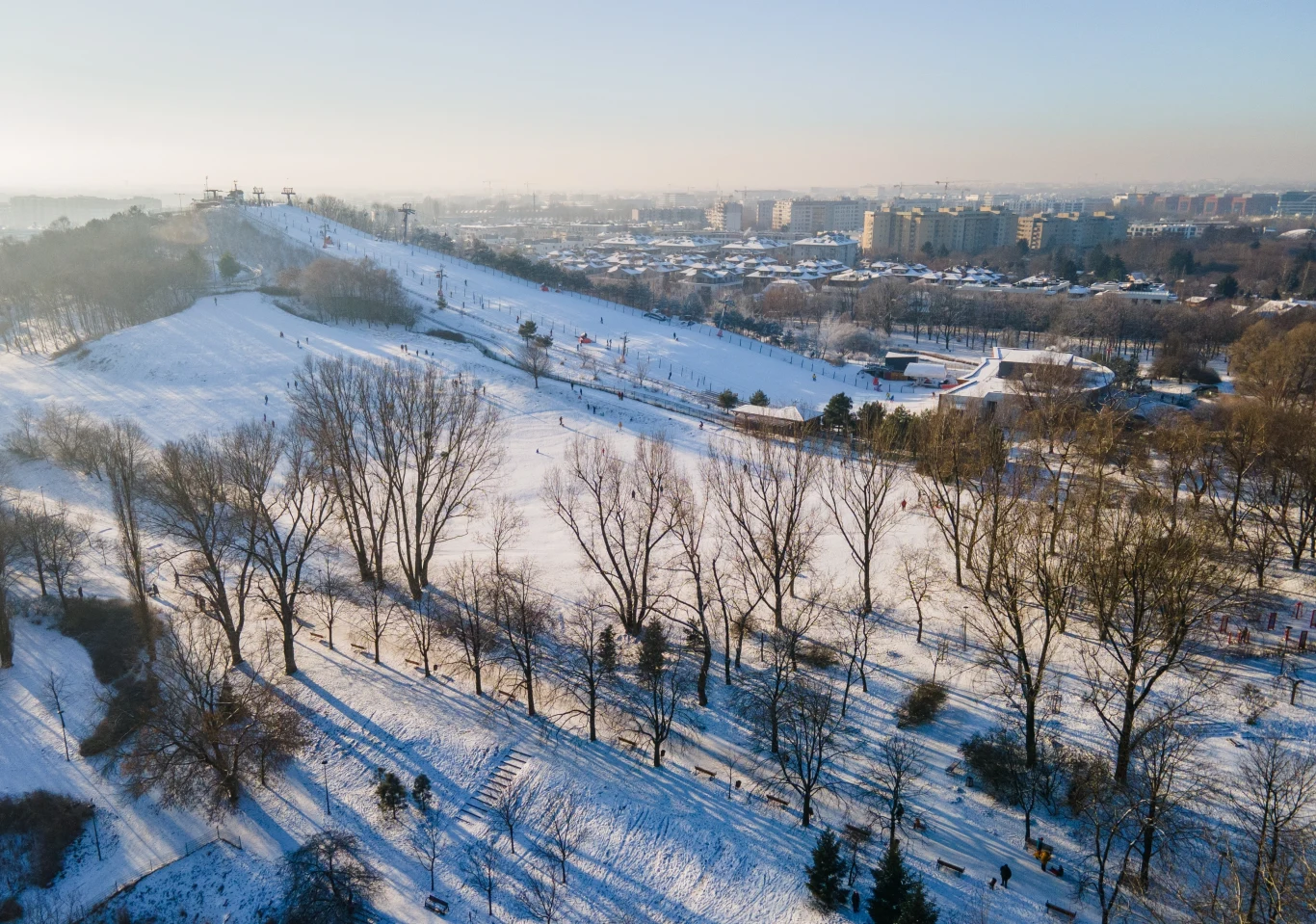 Górka Szczęśliwicka jest jedną z największych atrakcji Parku Szczęśliwickiego. To stok czynny przez cały rok.