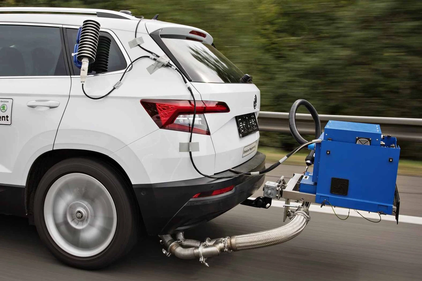 Zdaniem organizacji proekologicznych, hybrydy plug in emitują nawet 5x więcej CO2 niż wynika z oficjalnych danych. Komisja Europejska podejmuje rozmowy z sektorem motoryzacyjnym na temat regulacji CAFE i emisji CO2