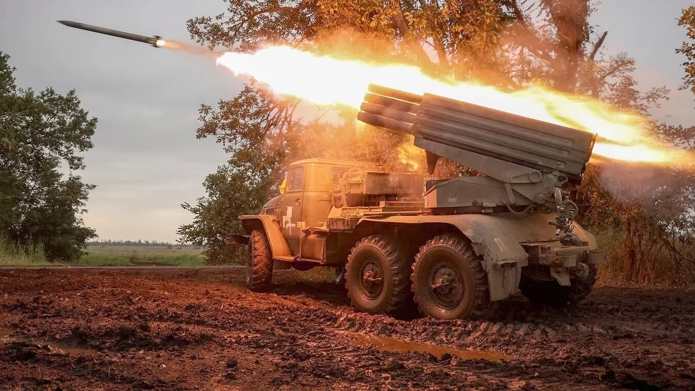 Potężny rosyjski system rakietowy BM-21 Grad rozpadł się jak zabawka Potężny rosyjski system rakietowy BM-21 Grad rozpadł się jak zabawka