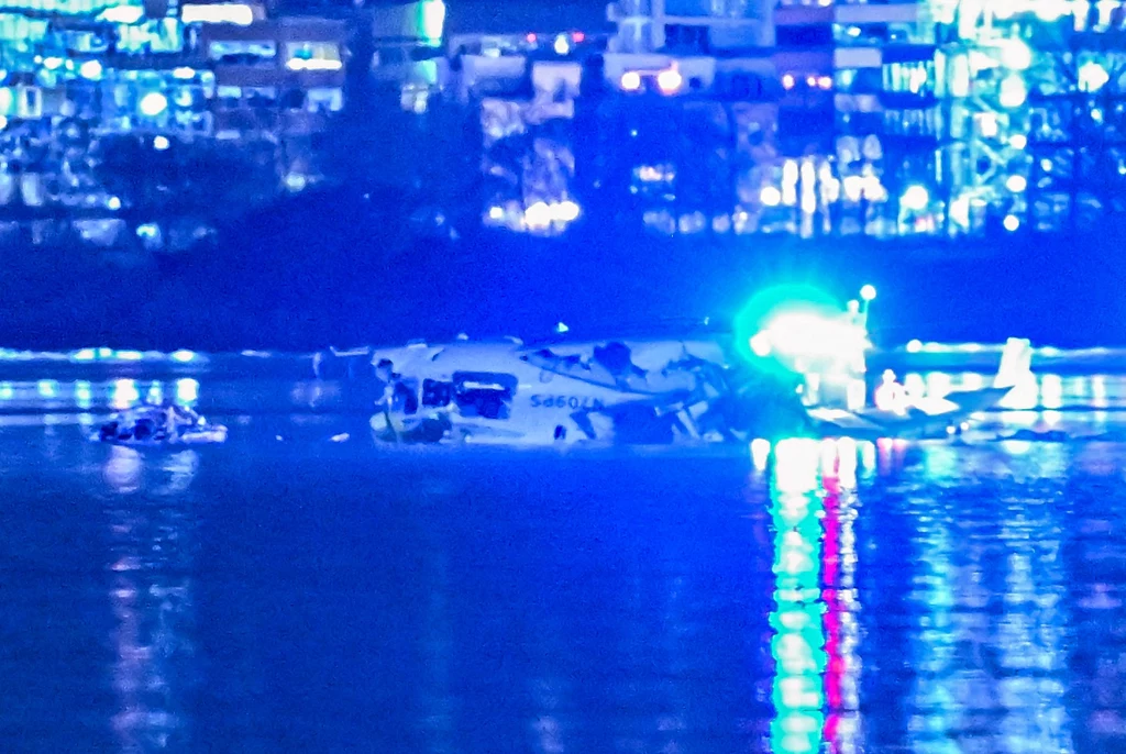 Po zderzeniu z wojskowym helikopterem pasażerska maszyna wpadła do rzeki Potomak Po zderzeniu z wojskowym helikopterem pasażerska maszyna wpadła do rzeki Potomak