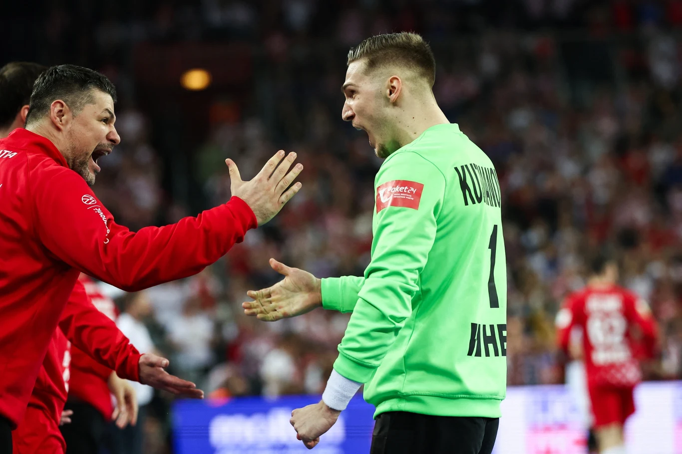 Dominik Kuzmanović zbiera gratulacje od drugiego bramkarza Chorwatów Ivana Pešicia Dominik Kuzmanović zbiera gratulacje od drugiego bramkarza Chorwatów Ivana Pešicia
