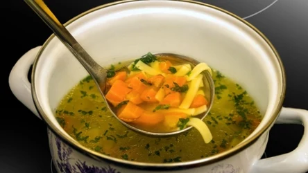 Już szczypta przyprawy zmieni blady kolor rosołu na złocisty