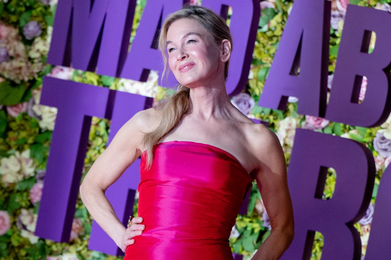 Renée Zellweger obecnie promuje swój najnowszy film, skupiając na sobie uwagę Renée Zellweger obecnie promuje swój najnowszy film, skupiając na sobie uwagę