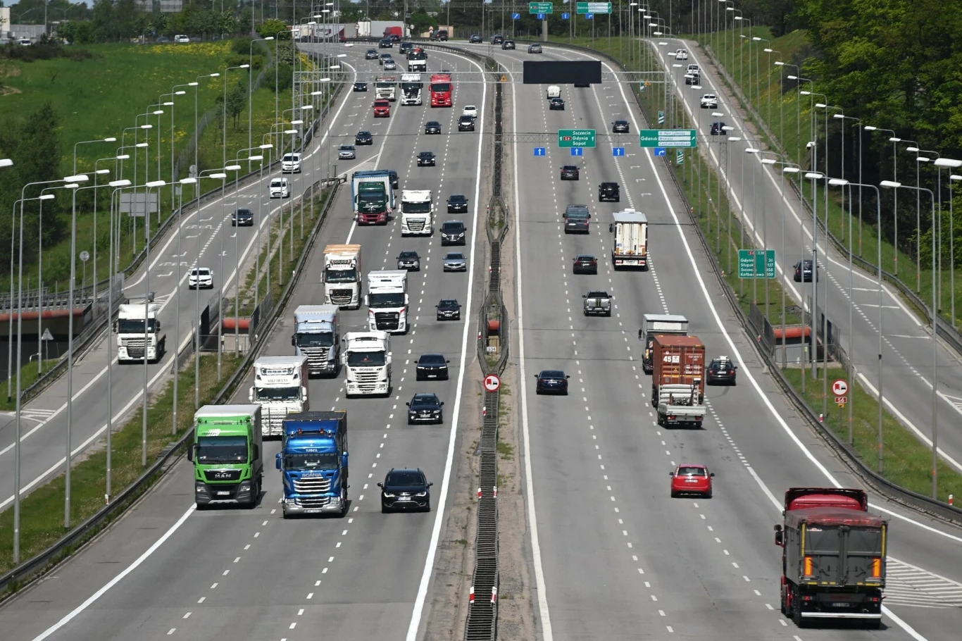 GDDKiA nie zwalania tempa. Roboty trwają na ponad 1,6 tys. km dróg. GDDKiA zapowiada ważny przetarg. Skorzysta jedna grupa kierowców.