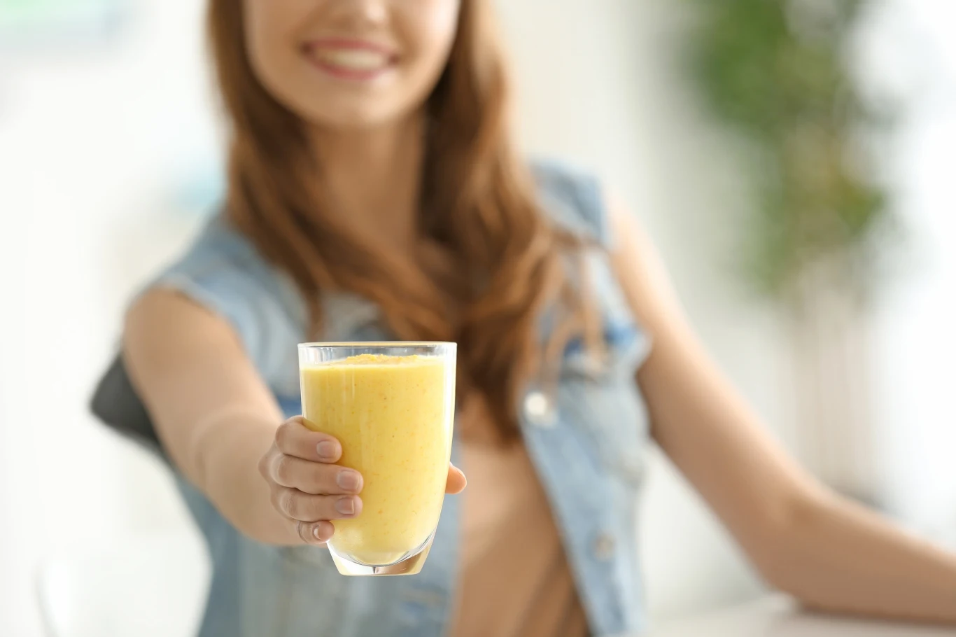 Sposób na zdrową i promienną skórę? Odmładzające smoothie z mango może zdziałać naprawdę wiele.