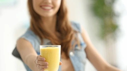 Sposób na zdrową i promienną skórę? Odmładzające smoothie z mango może zdziałać naprawdę wiele. 