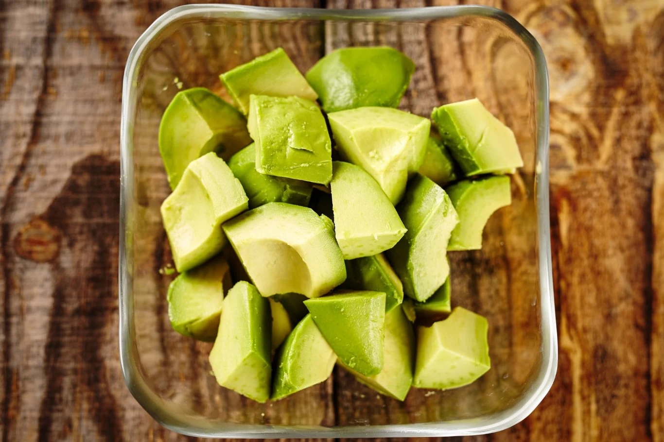 Które awokado wybrać w sklepie? Lepiej wybierz owoc o ciemniejszej skórce Które awokado wybrać w sklepie? Lepiej wybierz owoc o ciemniejszej skórce